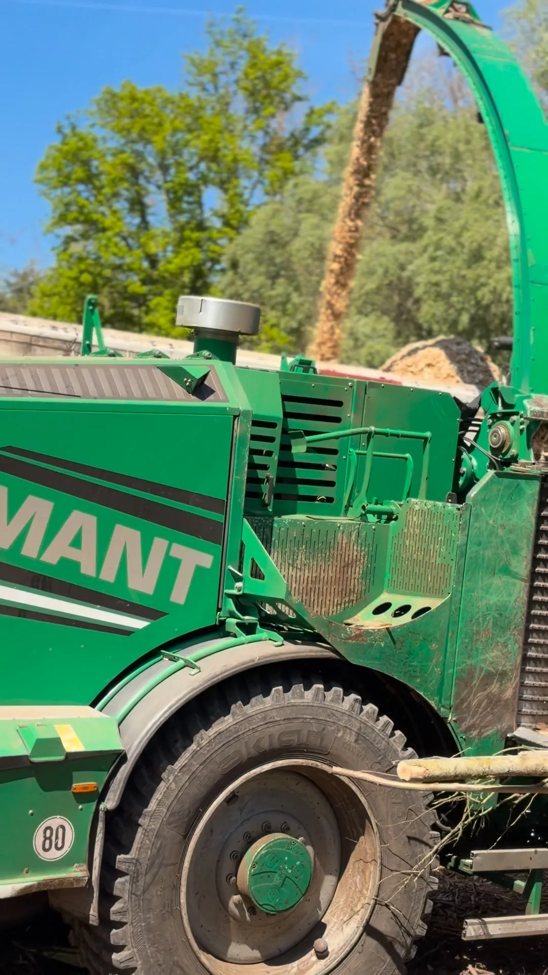 Broyeur de France Bois Service projetant des plaquettes de bois énergie